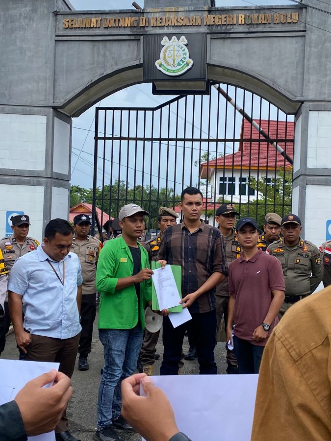 Aksi Unjuk Rasa Aliansi Mahasiswa Rohul Minta Kejari Periksa Terkait Dugaan Korupsi