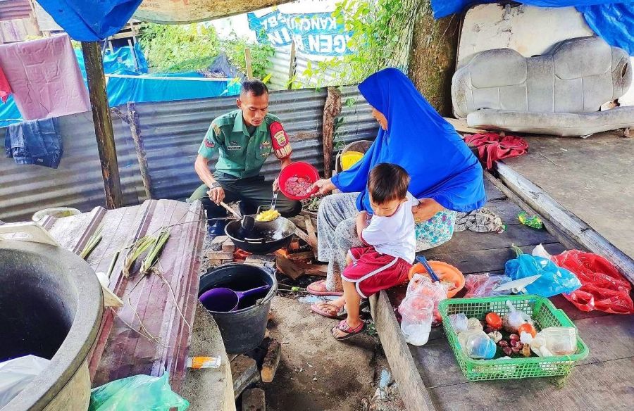 Anggota TNI Antar Sembako dan Masak Makanan bagi Warga di Kabupaten RoHUL