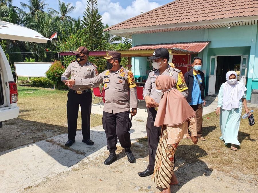 Antusias Ikuti Vaksinasi, Nenek Ngatinem Dapat Apresiasi Dari Kapolres Rohul