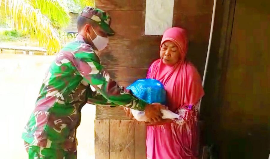 Babinsa Koramil 10 Kunto Darussalam Berikan Sembako Kepada Warga Terdampak Banjir