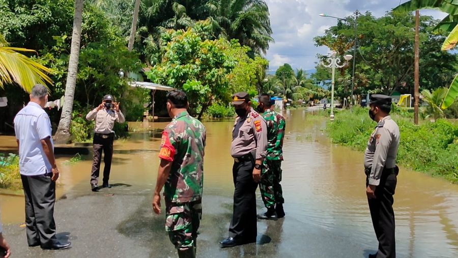 Banjir Genangi Sejumlah Ruas Jalan di Kabupaten Rokan Hulu