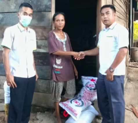 BAZNas Rohul Salurkan 5 Ton Beras ke 250 Mustahiq Fakir Miskin Terdampak Pandemi Covid-19
