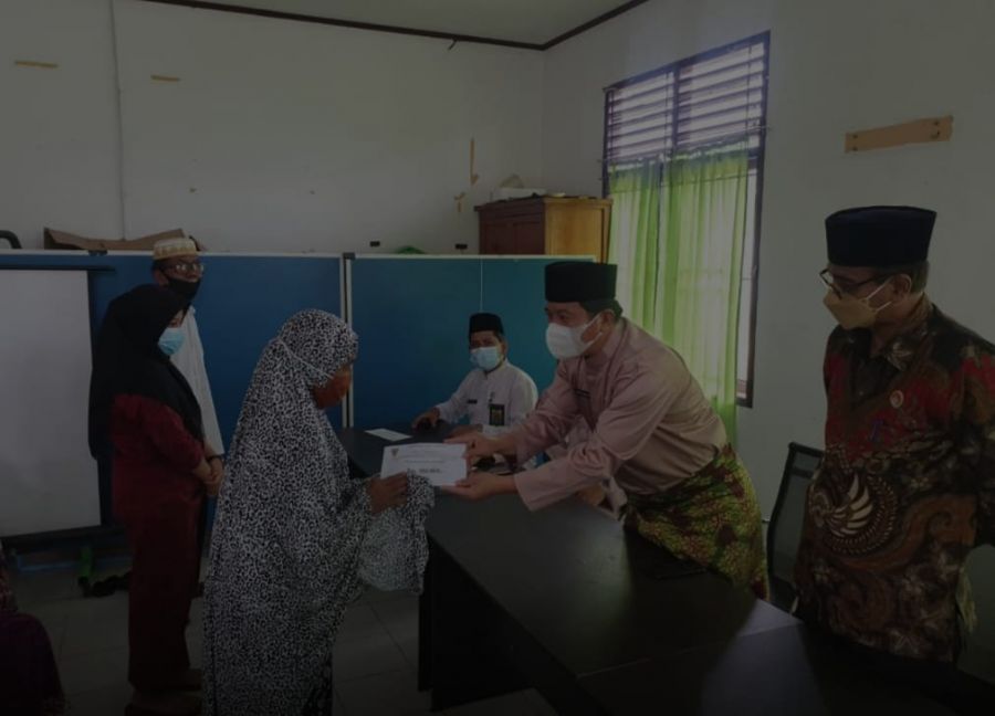 Baznas Serahkan Bantuan Kepada Dhuafa