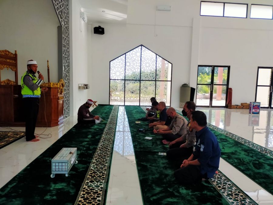 Bimbingan Rohani dan Mental (Binrohtal) seluruh Personil di Masjid Al Wahid Mako Polres Rohul