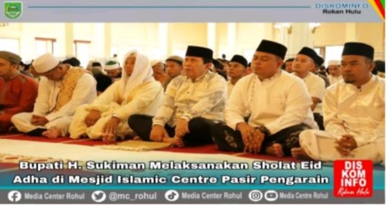 Bupati dan Ketua PKK Shalat Idul Adha di Islamic Center Rohul
