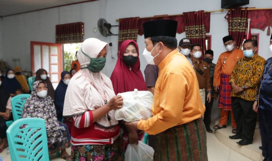 Bupati Rohul Serahkan Bantuan Sembako Kepada Korban Banjir
