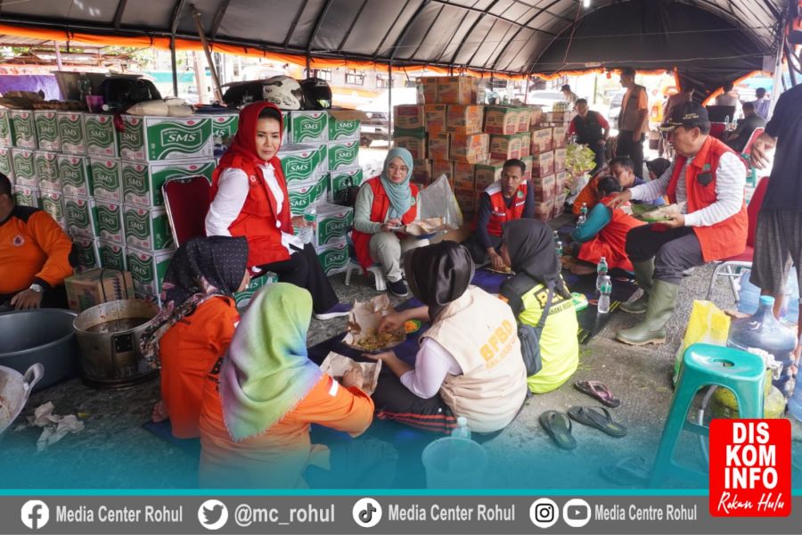 Bupati Rohul Sukiman didampingi Ketua PMI Peni Berikan Suport kepada Personil BPBD 