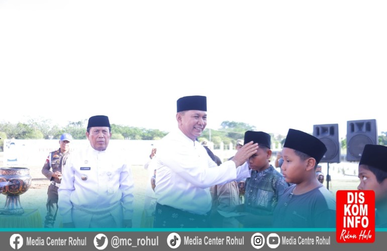 Bupati Serahkan Santunan Anak yatim dan Bantuan Banjir saat acara Potang Belimau
