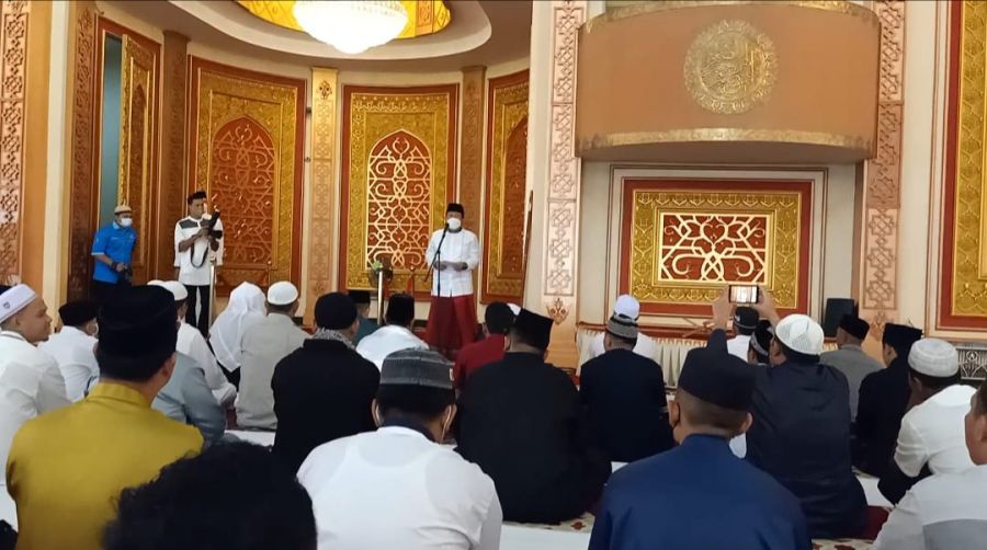 Bupatin Rohul Bersama Ribuan Umat Islam Adakan Sholat Idul Fitri Di Masjid Islamic Center