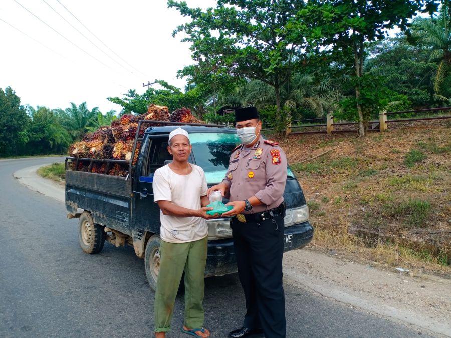 Ciptakan Public Trust Polri, Tim OTRLK Polsek Tambusai Bagikan Takjil 