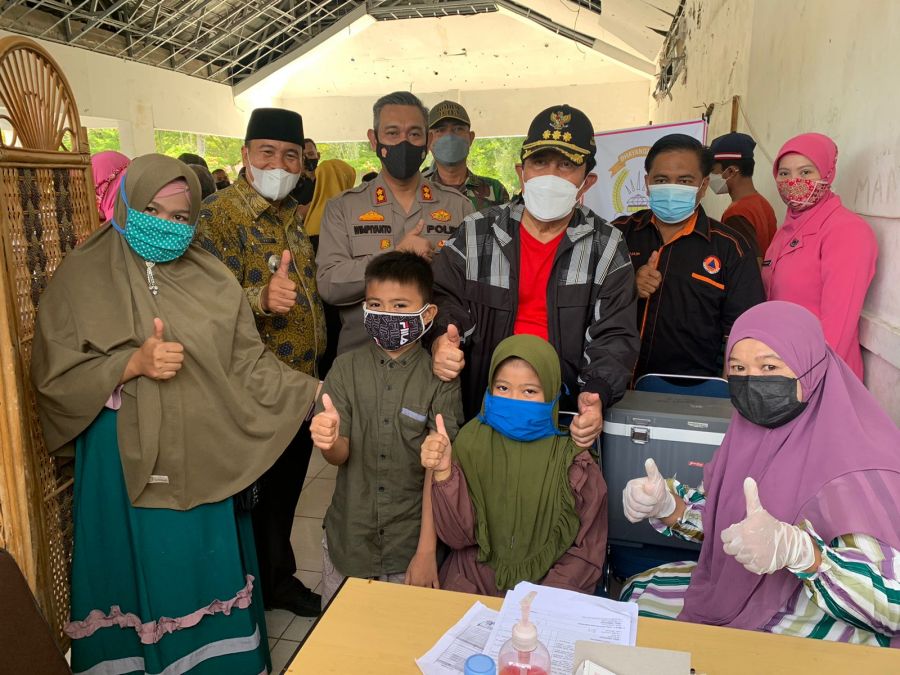 Di Dampingi Kapolres, Bupati H Sukiman Bersama Hj Peni Herawati Perseta Vaksinasi Anak Bahagia