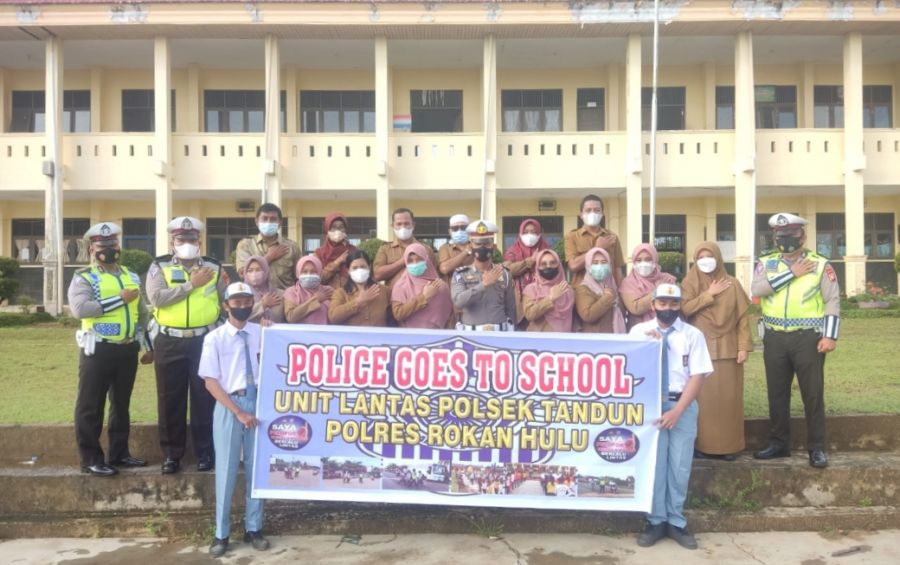 Di Giat Police Goes  To School, Unit Lantas Polsek Tandun Himbau Vaksinasi dan Taat Prokes