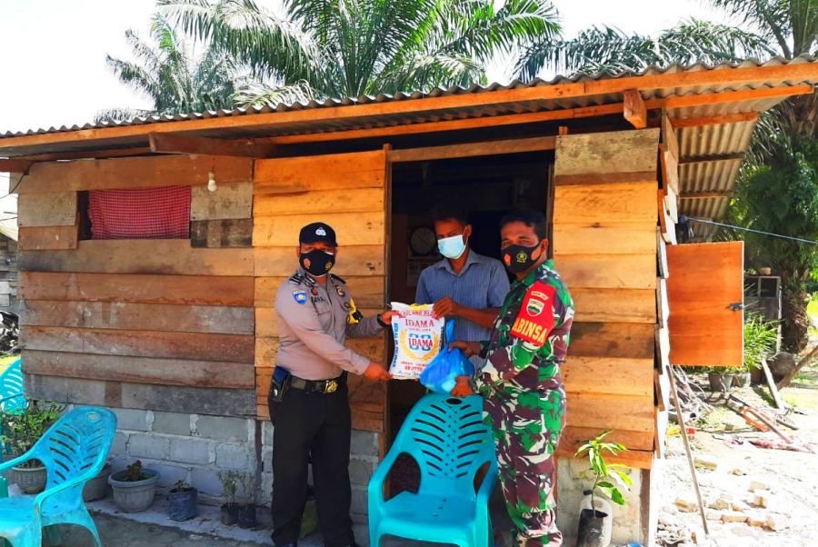Ditengah Pandemi Covid 19, Babinsa bersama Bhabinkamtibmas Bagikan Sembako