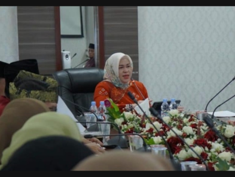 dr Yeni Serahkan SK Pengurus Dan Raker Tahun 2026