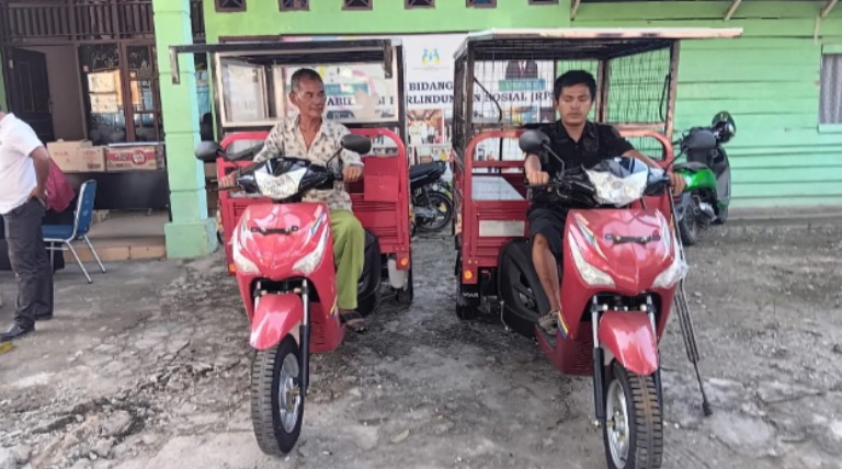 Dua warga Rohul, Dapat Bantuan Motor Roda Tiga dari Kemensos RI