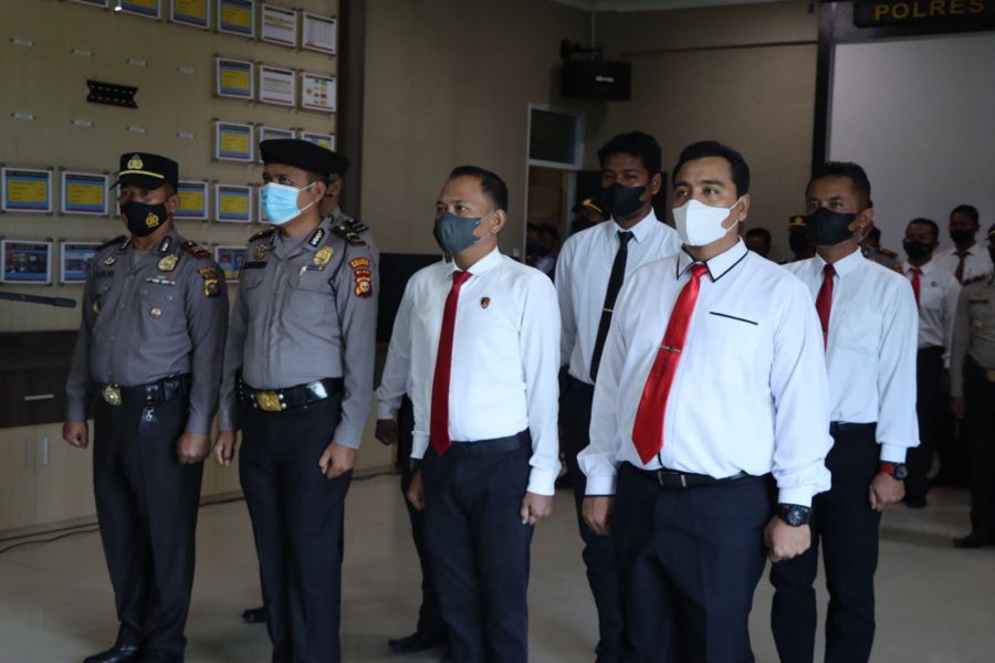 Eko Wimpiyanto Hardjito SIK Berikan Penghaegaan Ke Pada Team 