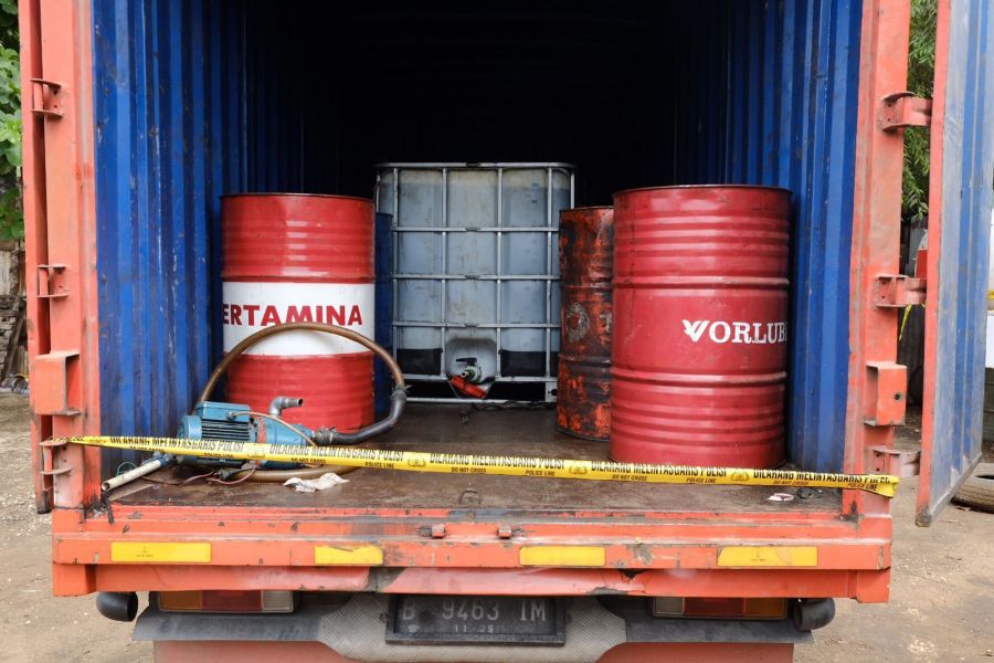 Grebek Gudang Pengoplos Solar, Ditreskrmsus Polda Riau Amankan 1 Pelaku dan 30 Ribu Liter Minyak