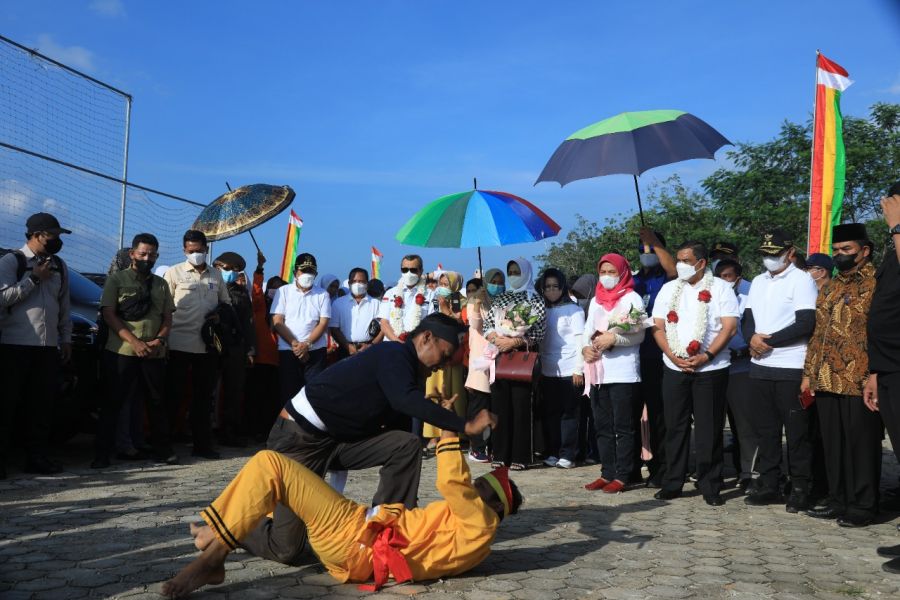 Gubri Disambut Dengan Pencak Silat