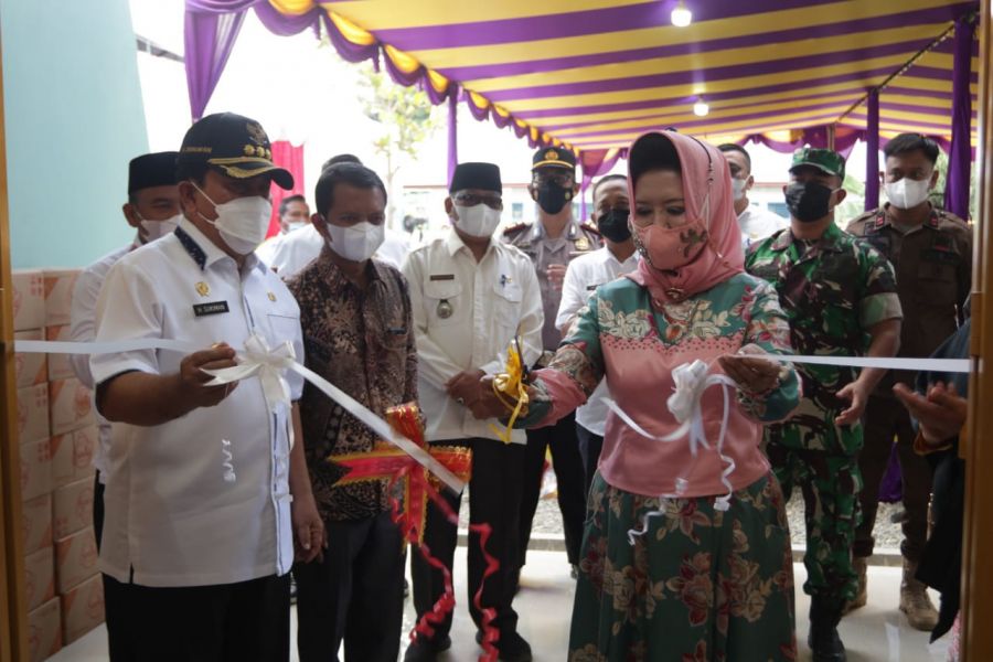 H.Sukiman dan Ketua TP PKK Resmikan Kantor Bumdes