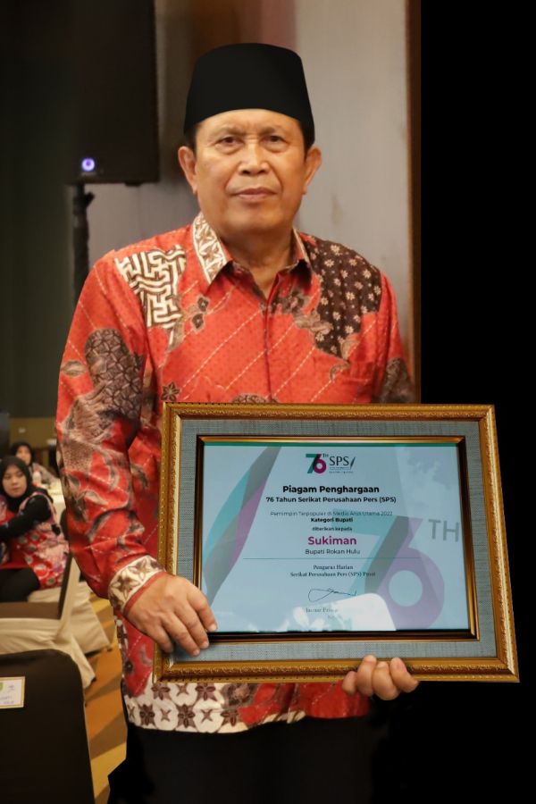 H. Sukiman Raih Penghargaan Pemimpin Terpopuler di Media Arus Utama