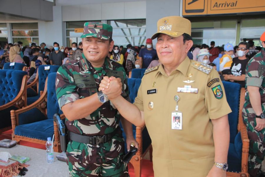 H. Sukiman Saksikan Latihan Terjun Payung Batalyon 462 Kopasgat