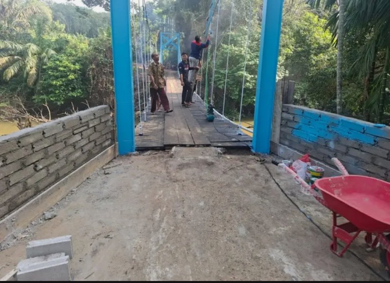 Iptu Okto dan Masyarakat Benahi Jembatan Tanjung Betung