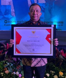 Ir. H. M Ruslan M.Si Terima Penghargaan Dari Perpusnas RI