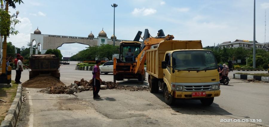 Jelang Idul Fitri Dinas PUPR Lakukan Perbaikan Ruas Jalan Dibeberapa Titik