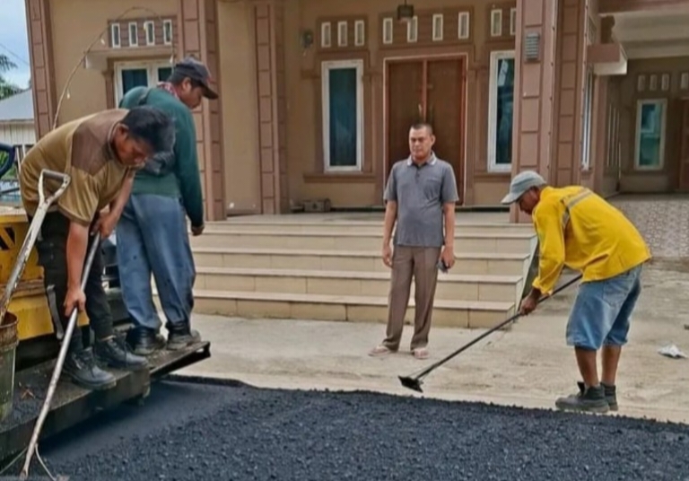 Kades Sontang Pantau Pengaspalan 