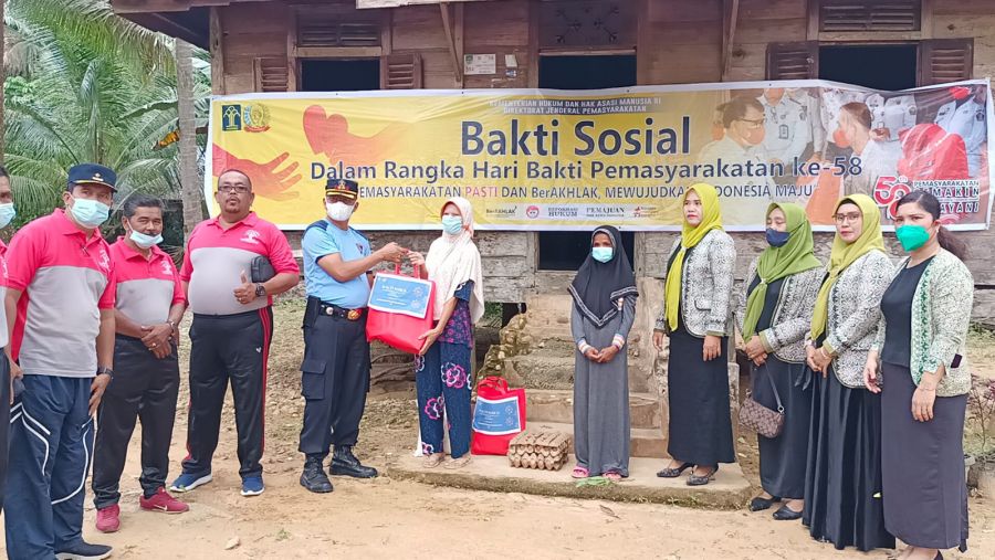 Kalapas Pasir Pengaraian Beri bantuan Sembako Kepada Masyarakat Sekitar