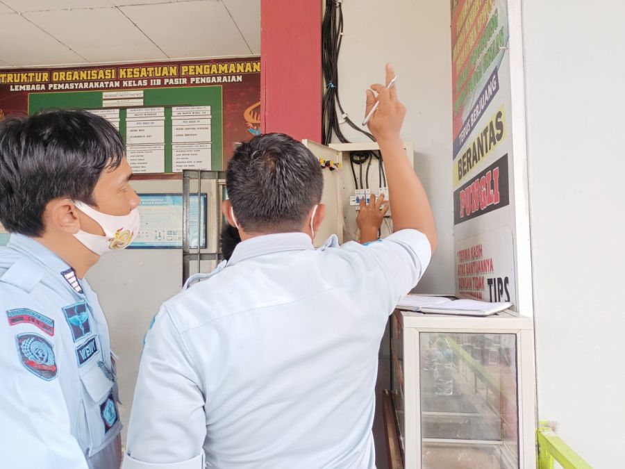 Kalapas Pasir Pengaraian dan Personel Pantau Instalasi Listrik di Blok Hunian