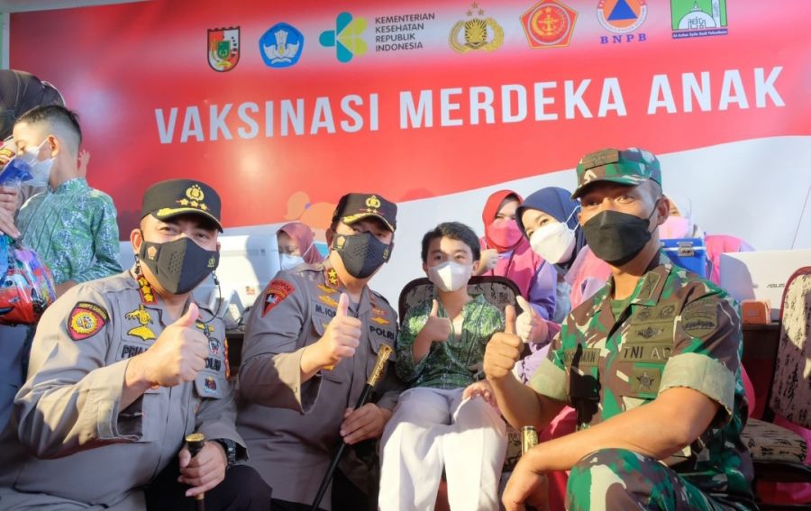 Kapolda Riau Irjen Iqbal Berikan Semangat dan Bingkisan Untuk Anak Anak Peserta Vaksin Serentak
