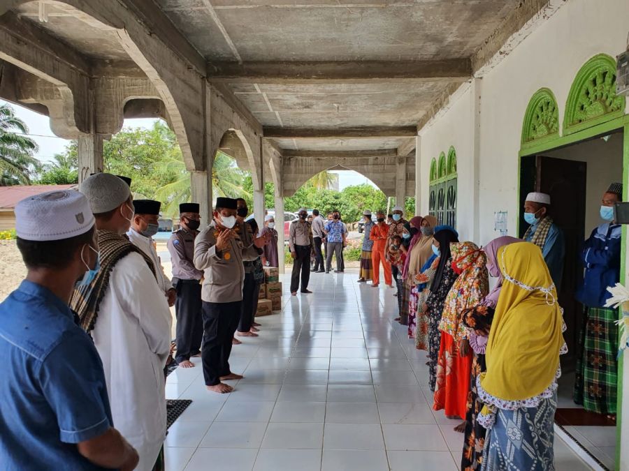 Kapolres Rohul Adakan Giat Jumat Barokah di Desa Lubuk Soting Tambusai