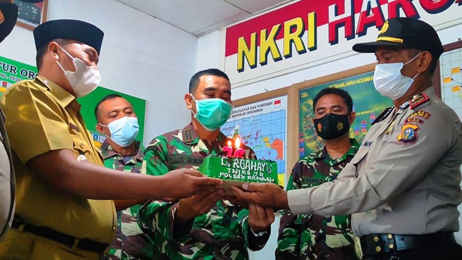Kapolres Rohul dan Forkopimcam Beri Kejutan Nasi Tumpeng dan Kue Tart Hut TNI Ke 76