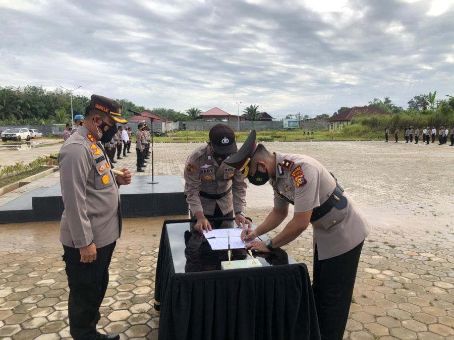 Kapolres Rokan Hulu Pimpin Upacara Serah Terima Jabatan Waka Polres Rohul