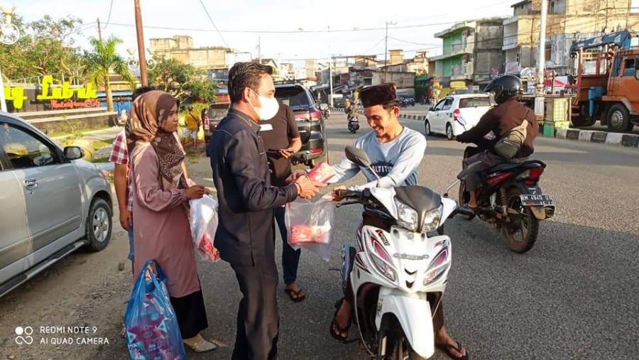 Karneng Berbagi Bersama Masyarakat