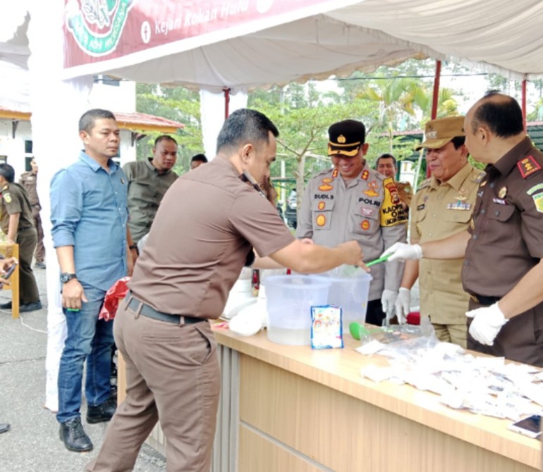 Kejari Musnahkan BB Narkotika dan Miras 