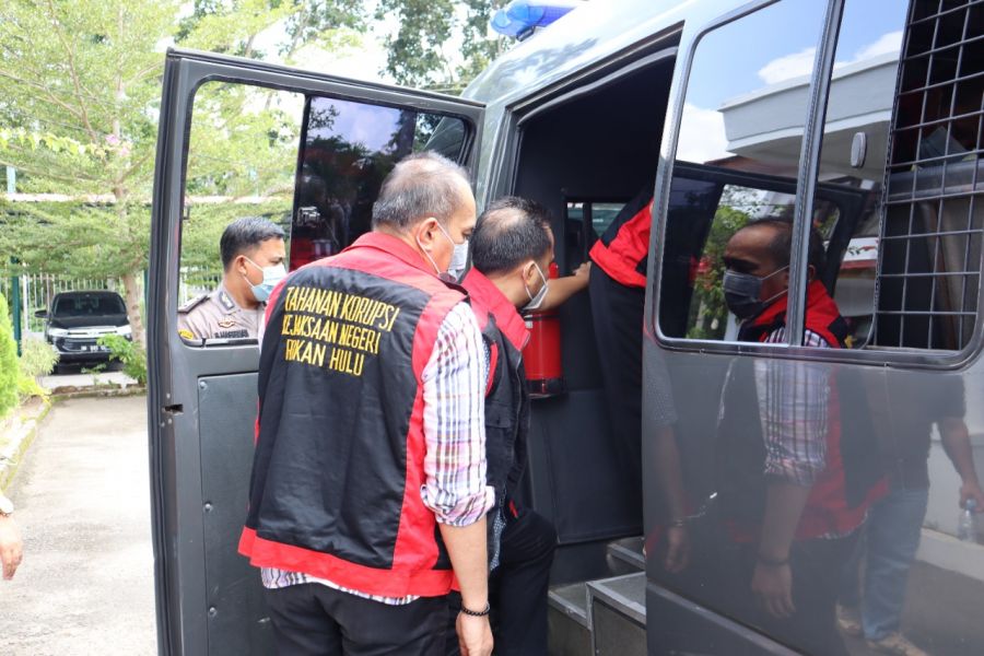 Kejari Rohul Periksa Kesehatan dan Swab Para Tersangka