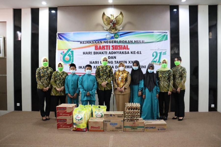 Kejari Rohul Adakan Baksos di Panti Asuhan Al-Khairiyah, Beri Sembako Bagi Keluarga Kurang Mampu