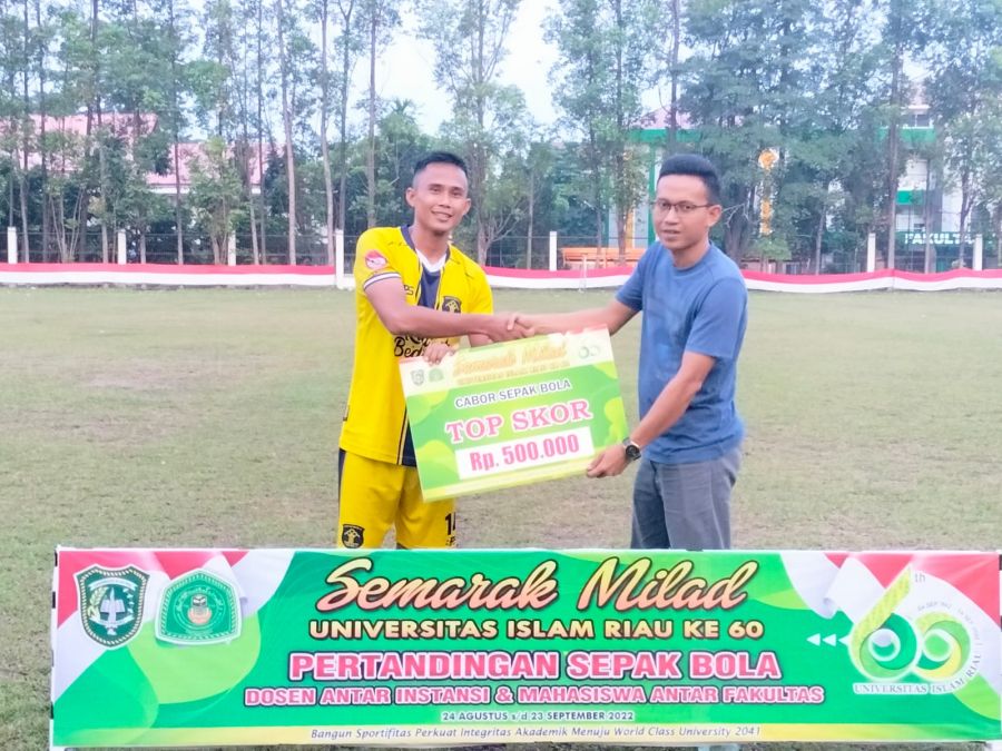 KEREN !! PETUGAS LAPAS INI JADI TOP SCORE DI AJANG TURNAMEN SEPAKBOLA UIR