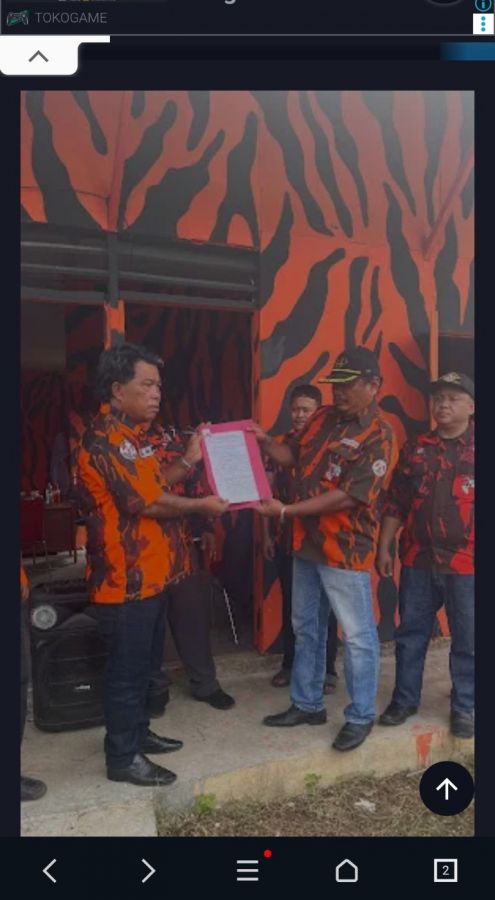 Ketua MPC Serahkan SK koti kepada Jumitar Hutahean
