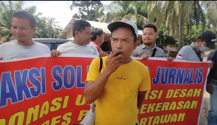 Aksi Solidaritas Wartawan Rohul - Palas di Perbatasan Riau-Sumut Tuntut Keadilan