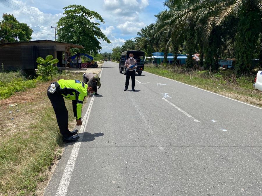 Polres Rohul Respon Cepat LakaLantas,  Seorang Pengendera Tewas 