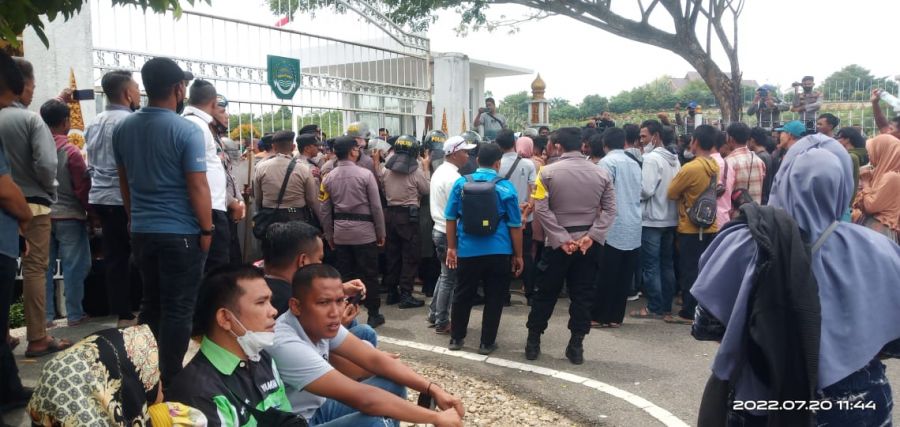 Masyarakat Teluk Sono dan Sei Murai Adakan Aksi Demo Depan Kantor Bupati