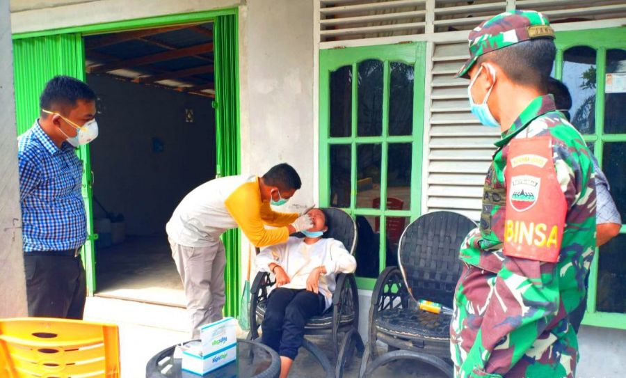 Memutus Penyebaran Covid 19, Babinsa TNI Dampingi Tim Medis Bonai Darussalam Lakukan TC Covid-19
