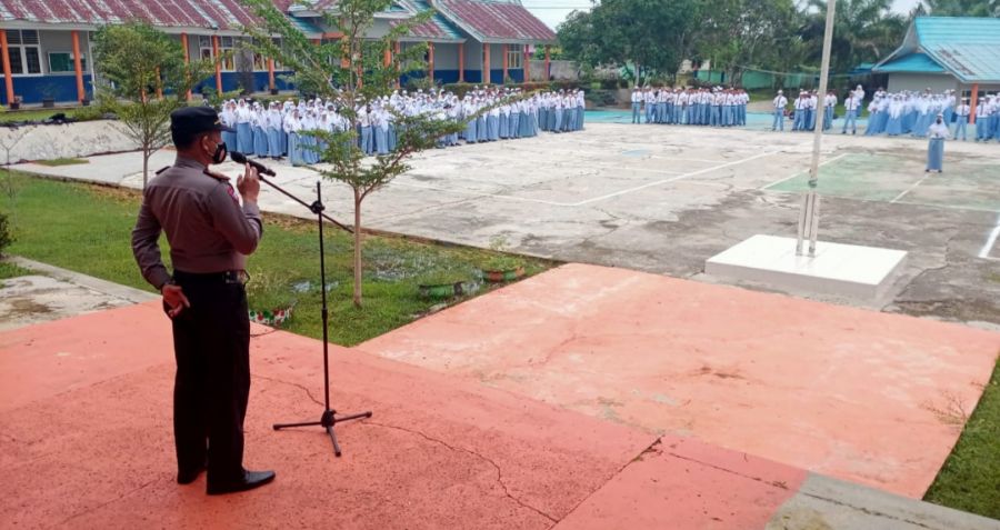 Mewakili Kapolres, Kasat Binmas Polres Rohul Pimpin Upacara Rutin SMKN 1 Rambah