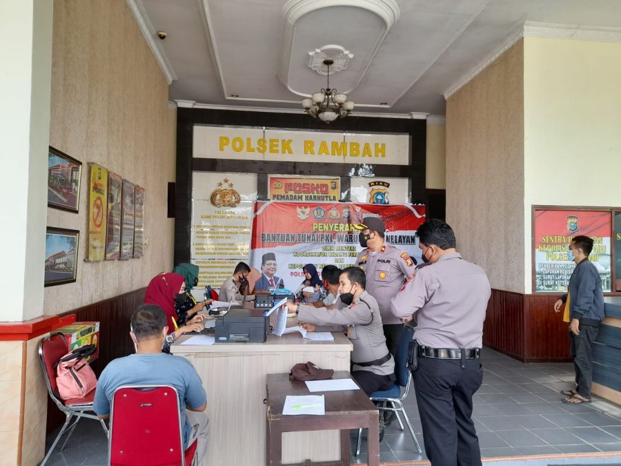 Ops TRLK 2022, Kasat Binmas Dampingi Wakapolres Pantau Penyaluran BTPKLWN Di Mapolsek Rambah 