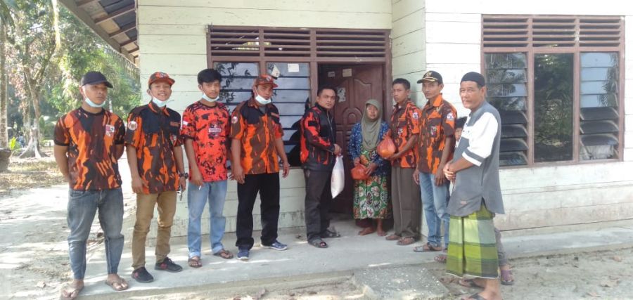 PAC PP Tambusai Utara Bagikan Sembako Kepada Kaum Dhuafa Dan Anak Yatim Piatu