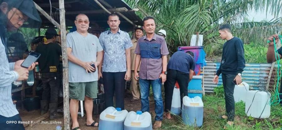 Panen Perdana Madu di Desa Sontang