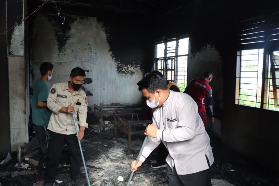 Pasca Kebakaran Ponpes Khalid Bin Walid, Puluhan Bintara Remaja Polres Rohul Baksos Pembersihan